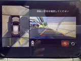 車両の前後左右にある4つのカメラを合成することで、まるでご自身のクルマを空から見ているような俯瞰での映像を映し出してくれます。バック時ももちろんのこと、前進時に視界の悪い交差点でも役に立ちますね。