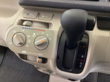 4速AT車のセレクトレバーです。低速から高速までスムーズな走りを実現するとともに、エンジン効率のよい領域を維持することで燃費にも貢献します。