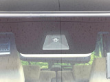 【ホンダセンシング】走行中に前方の車両等を認識し、衝突しそうな時は警報とブレーキで衝突回避と被害軽減をアシスト。より安全にドライブをお楽しみいただけます。