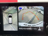 上空から見下ろしているかのような映像をディスプレイに映し出し、スムースな駐車をサポートします。
