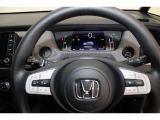 ハンドル左側にはオーディオ操作が出来るオーディオリモートコントロールスイッチ、右側にはHondaSENSINGとオートクルーズスイッチを装備!長距離運転や高速道路の運転では大活躍です!