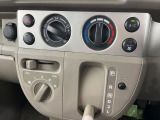 寒い冬も暑い夏も全席に快適な空調を届けてくれる、ダイヤル式エアコンを装備♪