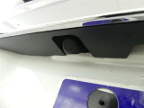 バックモニター付なので後退時に後方が見えるので安心。 車は構造上、死角がたくさんなので万が一を考えると必須ですね。 あくまで補助の為の装備、バックは目視で確認する事が重要ですよ。
