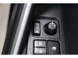 鍵の施錠開錠に合わせてドアミラーが開閉するオート格納機能付きのドアミラー。少し離れた場所からでも見た目で鍵の閉め忘れの確認が出来る便利な機能です。