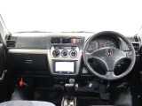 操作性に優れた運転席となります!小物入れや各ボタンの配置にこだわり、使いやすいです!座り心地もよく視認性も良好なのでロングドライブもお任せ下さい!