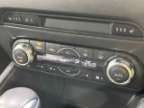 【オートエアコン】一度お好みの温度に設定すれば、車内の温度を検知し風量や温度を自動で調整。暑い…寒い…と何度もスイッチ操作をする必要はありません。快適な車内空間には必須の機能ですね♪