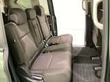 2列目シートは背もたれの角度調節ができるベンチシートになっております。長距離運転になってもゆったりとできるように、カップホルダー付きアームレストがついてます。