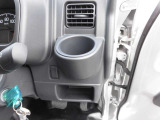 運転手の方用のドリンクホルダーも装備されてます。