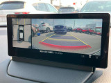 360度ビューカメラを搭載。4方の小型カメラの映像を処理し、車両真上からの映像に変換しています。