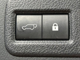 【パワーバックドア】スマートキーや運転席のボタンを押すだけでリアゲートが自動で開閉します!荷物を持っている時や、高い位置にあるバックドアを閉める際に便利な機能です♪