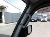 運転席と助手席に乗降グリップが装備されているので乗り降りが楽にできます。