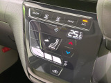 【オートエアコン】一度お好みの温度に設定すれば、車内の温度を検知し風量や温度を自動で調整。暑い…寒い…と何度もスイッチ操作をする必要はありません。快適な車内空間には必須の機能ですね♪