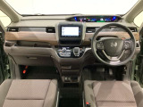 車内は光触媒抗菌消臭施工済です。スタイリッシュなデザインで暖かみのあるインパネ周りを演出します。グローブボックスやカップホルダーのほかにトレーなどたくさんの収納スペースが装備されています。