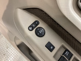 狭い駐車場で便利な電動格納ドアミラーが付いています。