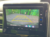 【バックカメラ】駐車時に後方がリアルタイム映像で確認できます。大型商業施設や立体駐車場での駐車時や、夜間のバック時に大活躍!運転スキルに関わらず、今や必須となった装備のひとつです!