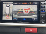 【パノラミックビューモニター】クルマを真上から見下ろした視点で駐車をサポートします!クルマの斜め後ろや真横など、いち早く障害物に気が付くことができます。