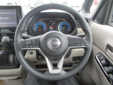 運転中もハンドルから手を放さずにオーディオ操作することができます。