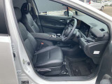 運転席・助手席の間にはコンソールボックス付きの肘置きがあるので、ゆったり運転できます!