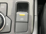 【電動パーキングブレーキ】パーキングブレーキは便利な電動式!ボタン一つで操作でき、アクセルを踏めば自動で解除されます♪レバーやペダルが無いので運転席廻りもすっきりしますね♪