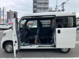 両側スライドドア付きだから、狭い駐車スペースなどでの 乗り降りラクラク!小さなお子さまのいるご家庭には嬉しい装備。