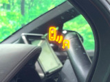 【ブラインドスポットモニター】走行中、ドアミラーの死角になりやすい箇所に後続車が接近するとサイドミラーのレンズに警告を表示!ドライバーに注意喚起をしてくれます。