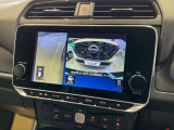 ギアをバックに入れた後、カメラボタンを押すと、運転席から見えない左側面を画面に映してくれるので、幅寄せや縦列駐車がし易くなります!