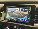リバースギアに入れるだけで後方の表示へ切り替わります。夜間や雨の日の駐車も楽になりますよ。