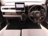 ◆視界広々で非常に運転しやすくロングドライブでも疲れを感じさせないすっきりとまとまったインパネ周りです。