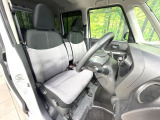運転席シート廻りは使用感も少なく、良好な状態となっています。前オーナー様が丁寧に使っていたことがよくわかりますね。