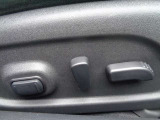 スライド、リクライニング、リフタ-、ランバ-サポ-トをすべて電動で調整可能。お好みのポジションが見つかる運転席パワ-シ-ト。お問い合わせは03-5672-1023へ