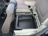 助手席シートアンダーボックス。運転用の靴など入れておけますよ(^^)