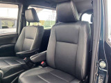 体を包み込むような座り心地で運転をサポートします。