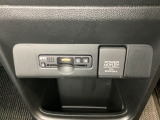 アクセサリーソケットはUSBのアダプターなどをつければ、スマホの充電にも使えます。横にはETCがついており、周辺には物が置けるボックスがついています。