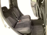リアシートは座面も厚みがあり、ゆったりくつろいでお乗りいただけるシートです。長距離運転になってもゆったりとできるようにアームレストがついてます。座面を跳ね上げて収納スペースを広くすることも可能です。