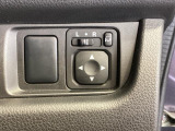 狭い駐車場で便利な電動格納ドアミラーが付いています。