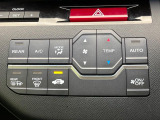 【オートエアコン】一度お好みの温度に設定すれば、車内の温度を検知し風量や温度を自動で調整。暑い…寒い…と何度もスイッチ操作をする必要はありません。快適な車内空間には必須の機能ですね♪
