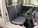 乗降がしやすい運転席。足元も広々しています。