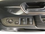 電動格納式ドアミラーのスイッチは運転席ドアにあります。