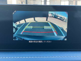 バックカメラ付きで駐車場の車庫入れをサポートします。