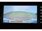 バックガイドモニター(バックモニター)付き。車両後方の映像をナビ画面に表示し、駐車などの後退操作をサポートします。