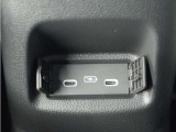スマートフォンの充電等にも便利なUSB電源ソケット等も使いやすい場所に装備されています。
