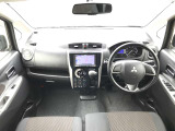 インパネ全体の写真で見た目もわかりやすく、使いやすいお車です。