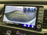 リバースギアに入れるだけで後方の表示へ切り替わります。夜間や雨の日の駐車も楽になりますよ。