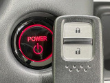 【Hondaスマートキー】カバンやポケットに入れたままでもドアの施錠・解錠が可能なスマートキーを装備。エンジンのオン・オフ時もカギを取り出す必要が無いからとっても便利です♪