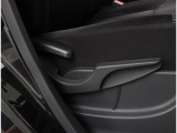 運転席はシートポジションの高さ調整可能なレバーも装備!ドライバーポジションも幅広く設定可能な部分がおすすめポイントです!