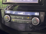 【オートエアコン】一度お好みの温度に設定すれば、車内の温度を検知し風量や温度を自動で調整。暑い…寒い…と何度もスイッチ操作をする必要はありません。快適な車内空間には必須の機能ですね♪