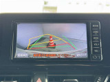 バックガイドモニター付きです。車の後方に小型カメラが付いており、バックする際の後方の様子をモニター上に表示します。
