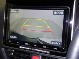 バックモニターも装備しております。バックギアに入れるとナビ画面に車の後方が映し出されます。これで後方確認も安心!
