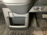 ハンドルの左下にETCがついています。高速道路の料金所の通過も楽々です。 カードの取り出しもしやすい場所についています。
