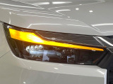 【LEDヘッドライト】悪天候や夜間走行時も良好な視界を確保し安心して運転できる高輝度LEDヘッドライトを装備!点灯速度が早く、消費電力も抑えられています。